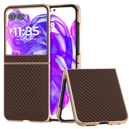 For Motorola Razr 50 5G Case Electroplating Phone Cover Carbon Fiber Texture PU+TPU Protective Case - Brown
