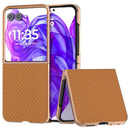 For Motorola Razr 50 Ultra 5G Case Electroplating Phone Cover Carbon Fiber Texture PU+TPU Protective Case - Light Brown