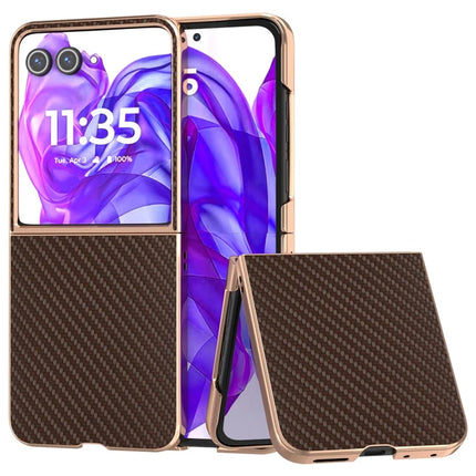 For Motorola Razr 50 Ultra 5G Case Electroplating Phone Cover Carbon Fiber Texture PU+TPU Protective Case - Brown